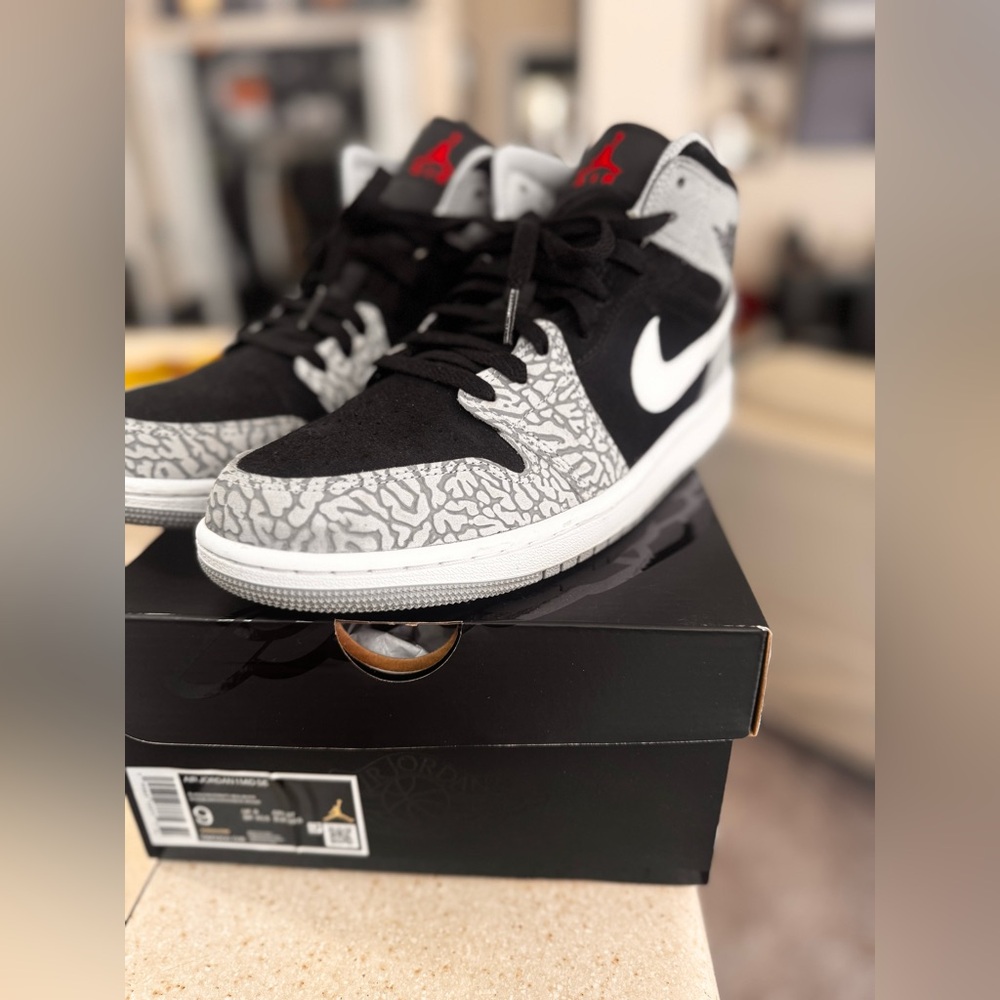 🔥Jordan 1 mid Black and Gray Elephant Toe Mens Size 9🔥 - Picture 2 of 6